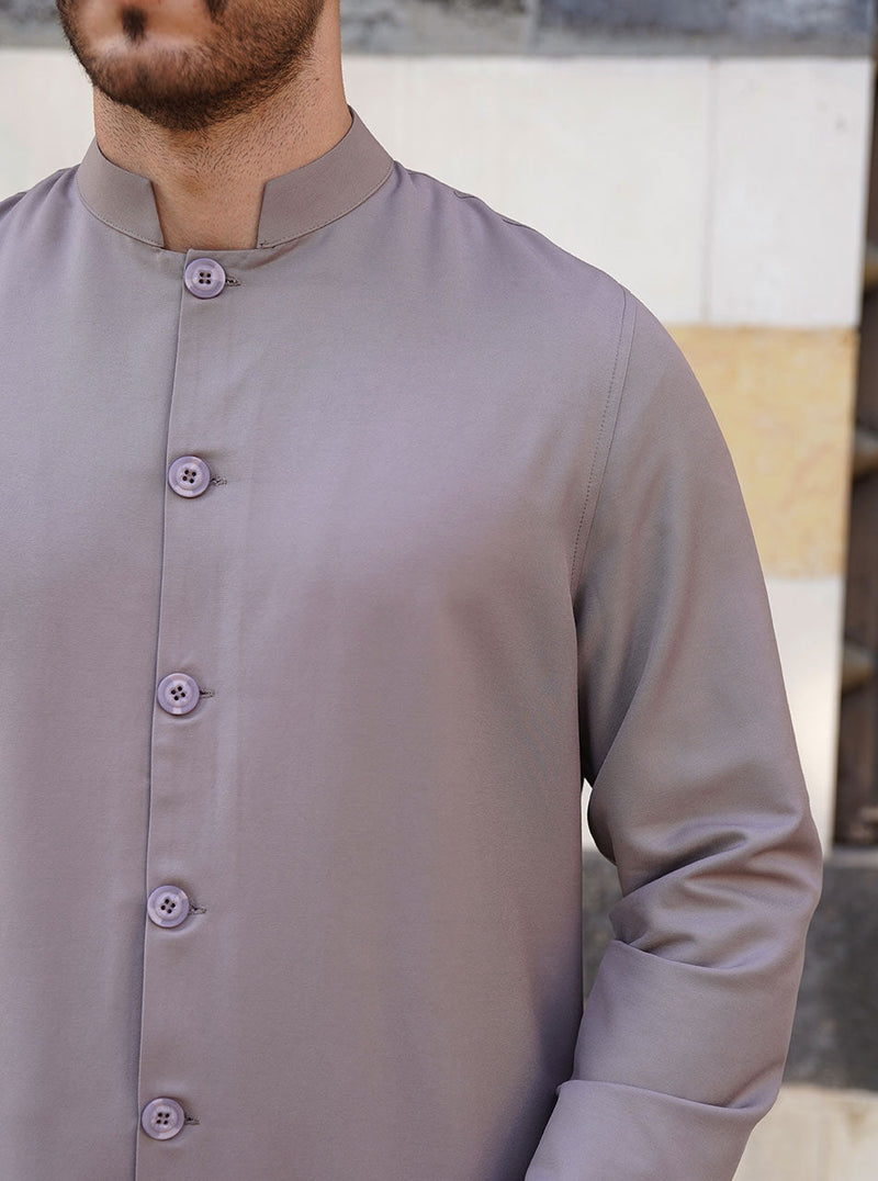 جُبَّة كلاسيكية مع فتحات جانبية