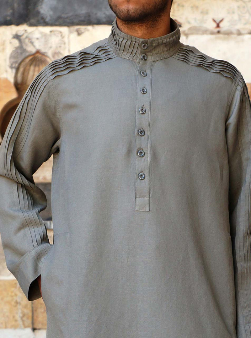 ثوب بكسرات رفيعة