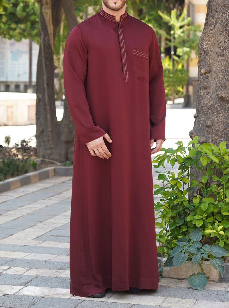 ثوب من القماش الناعم المخيط بدقة