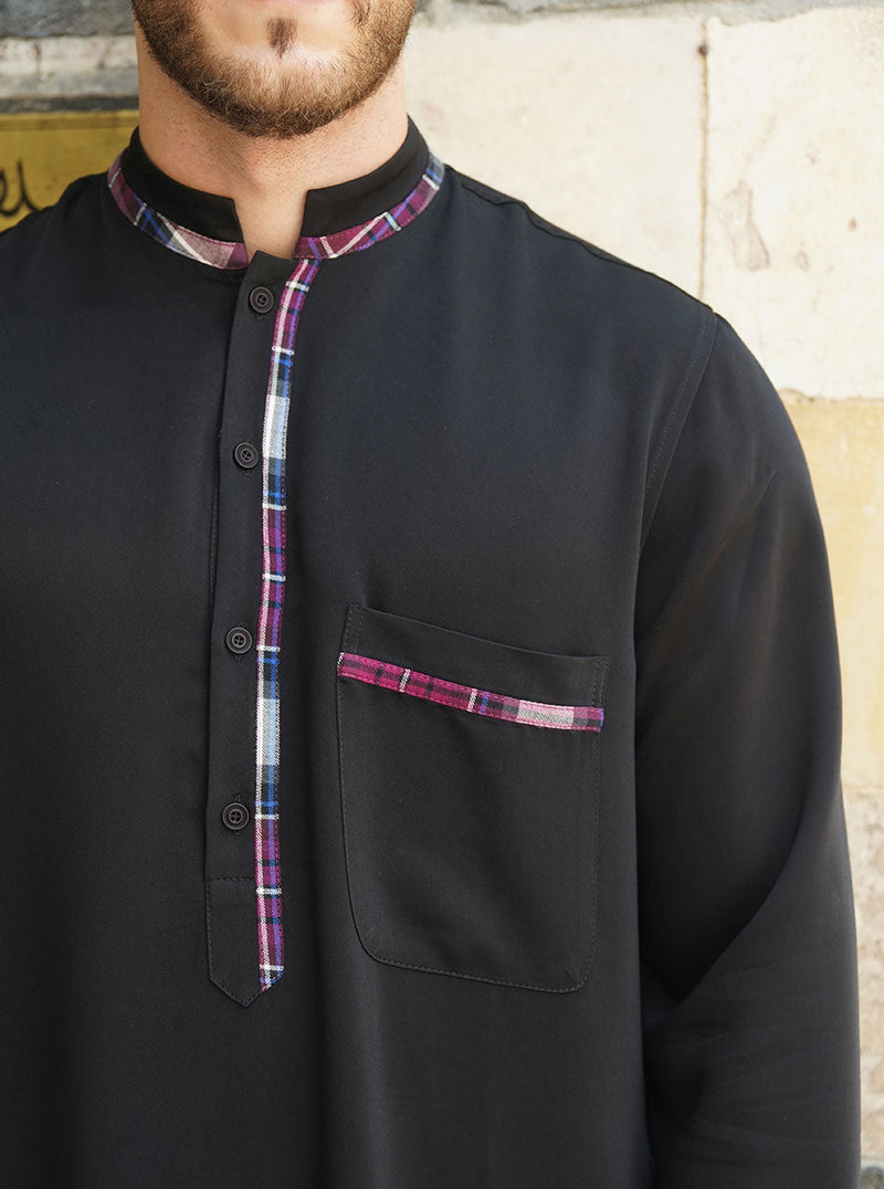 ثوب بتطريزات مربعة الشكل
