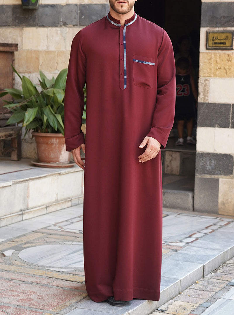 ثوب بتطريزات مربعة الشكل