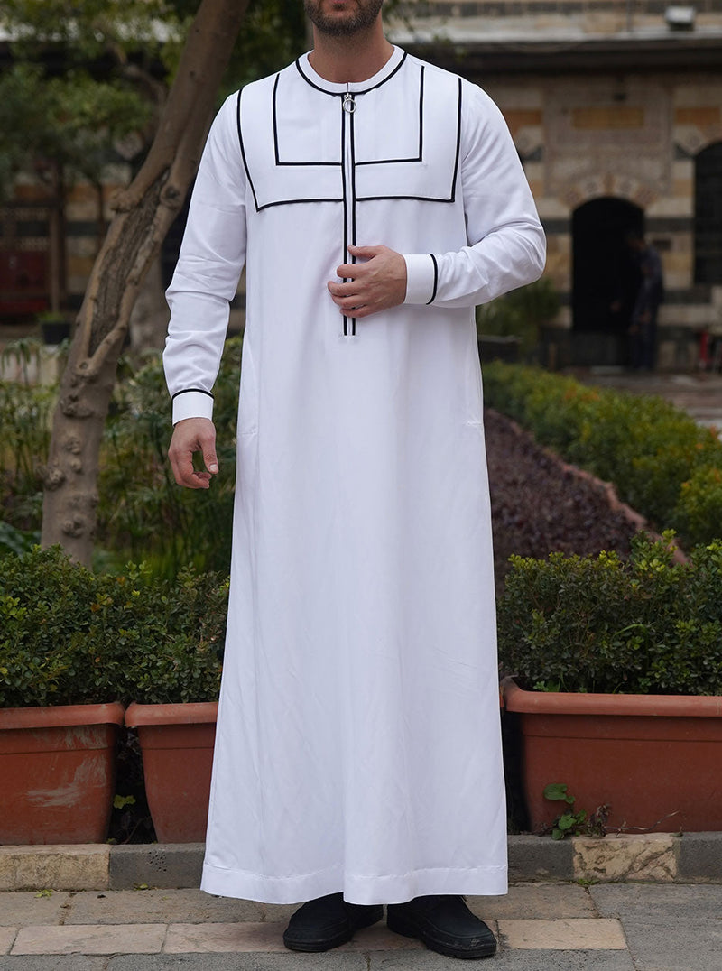 ثوب مزين بخطوط سوداء