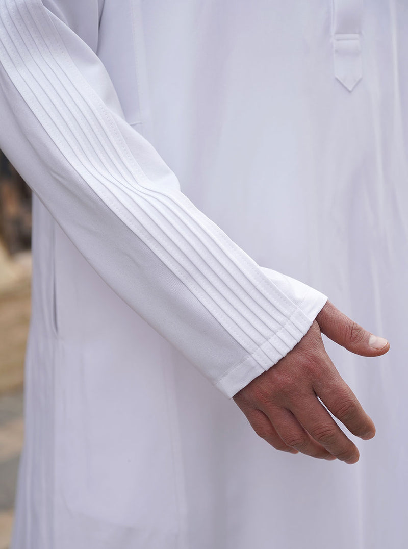 ثوب بطيات على الأذرع