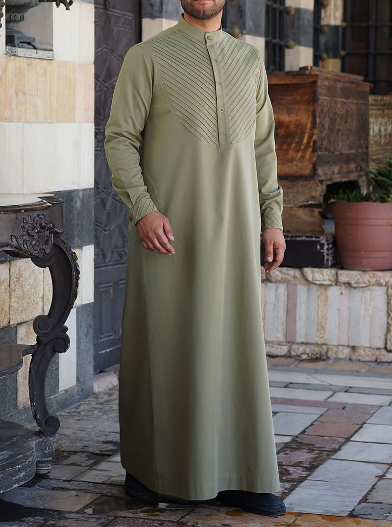 ثوب بطيات مائلة