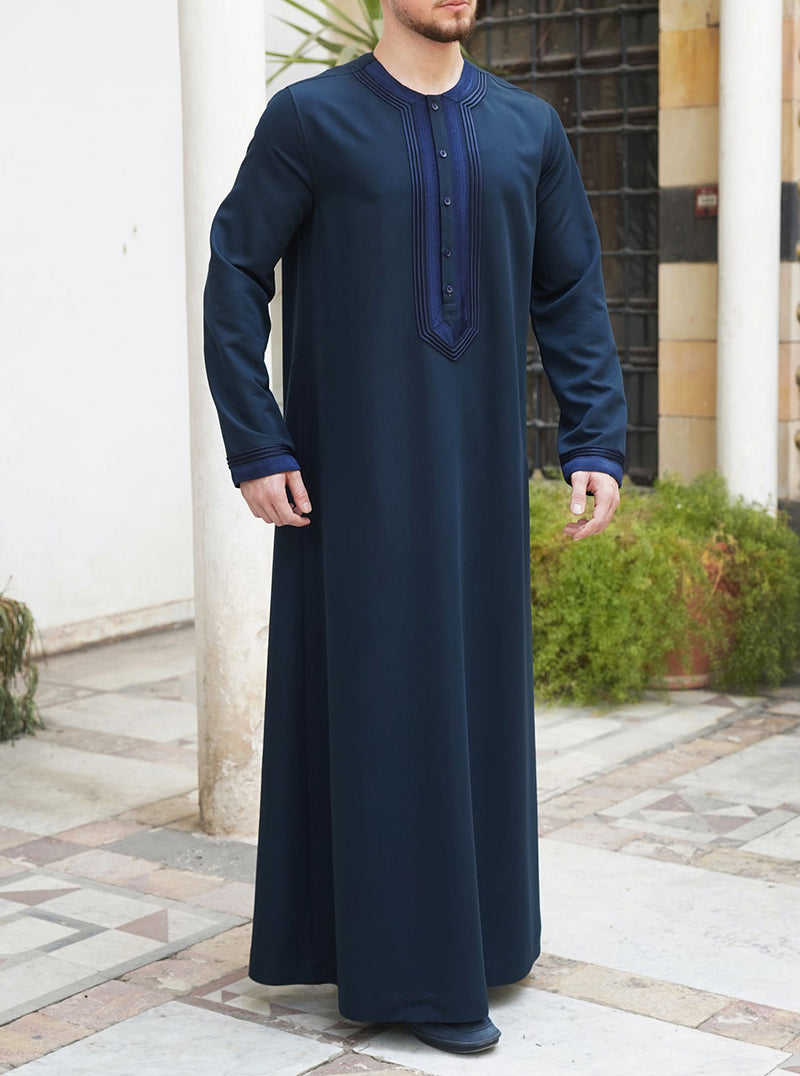 ثوب بحواف مطرزة مزدوجة