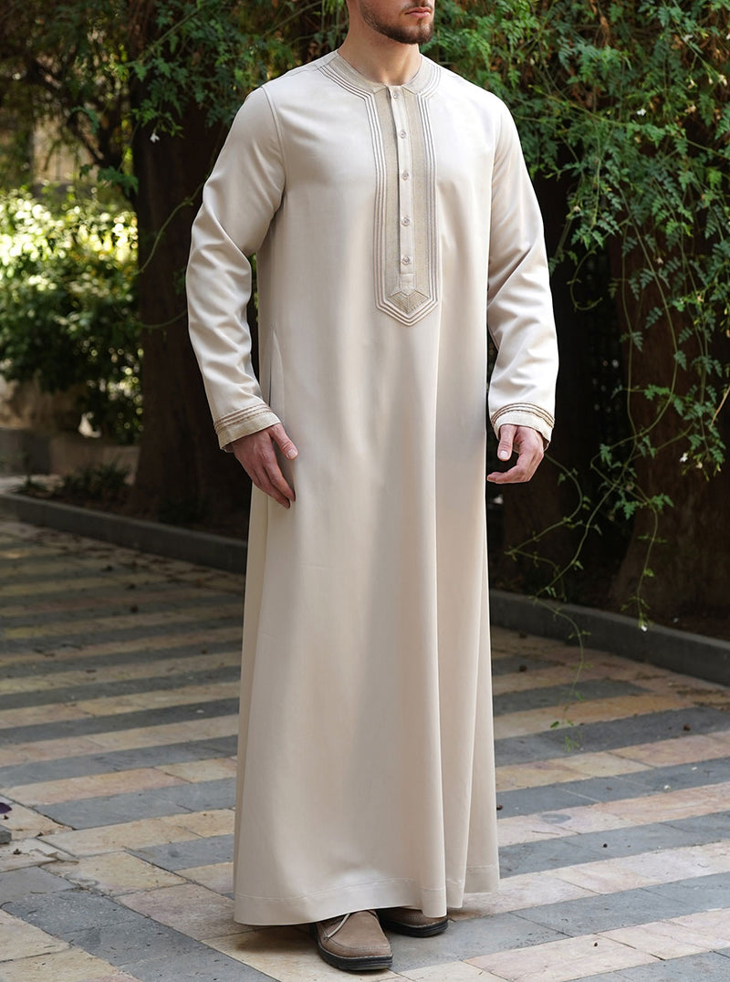 ثوب بحواف مطرزة مزدوجة