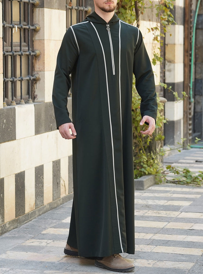 ثوب بقبعة وحواف مائلة