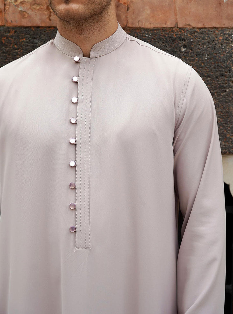 ثوب بأزرار ذات حلقة