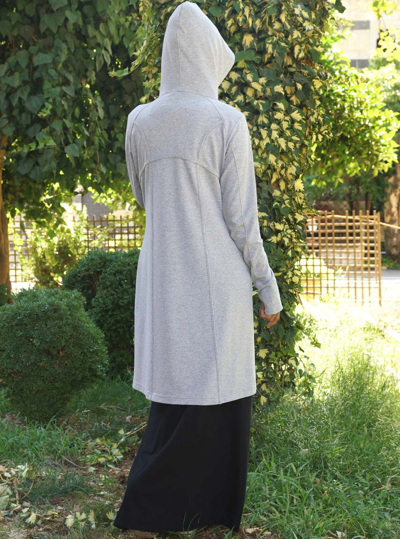 بلوزة رياضية بجيوب وقبعة