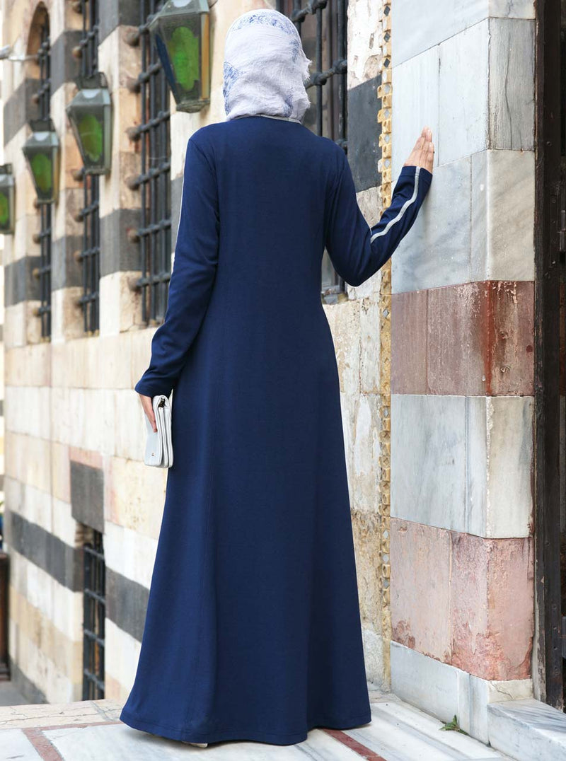فستان رياضي مقلم بياقة على شكل V