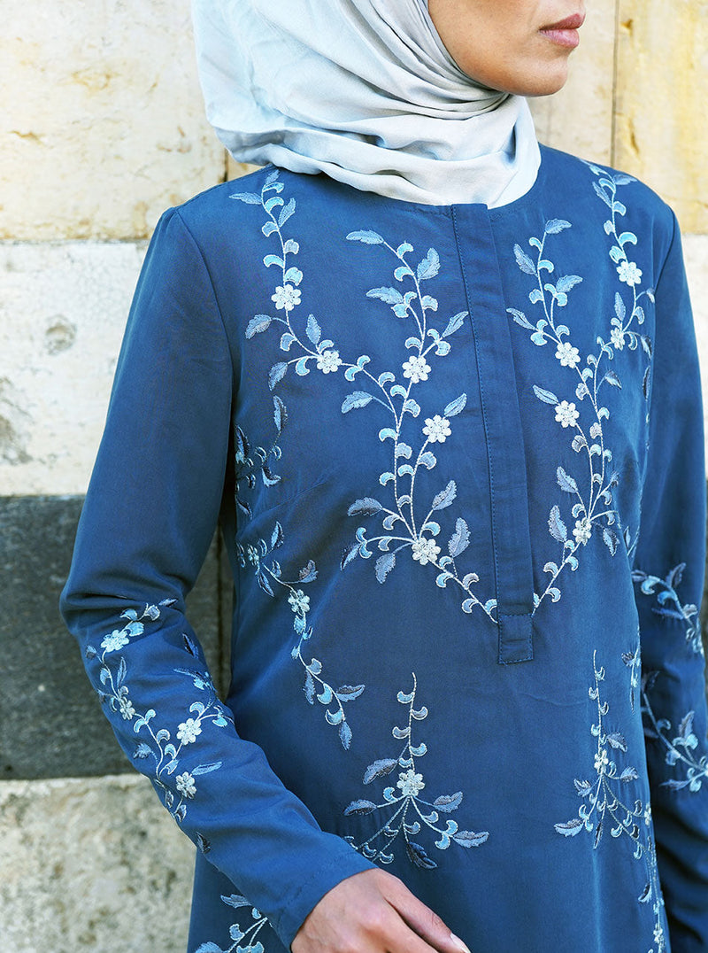عباية مطرزة بالزهور