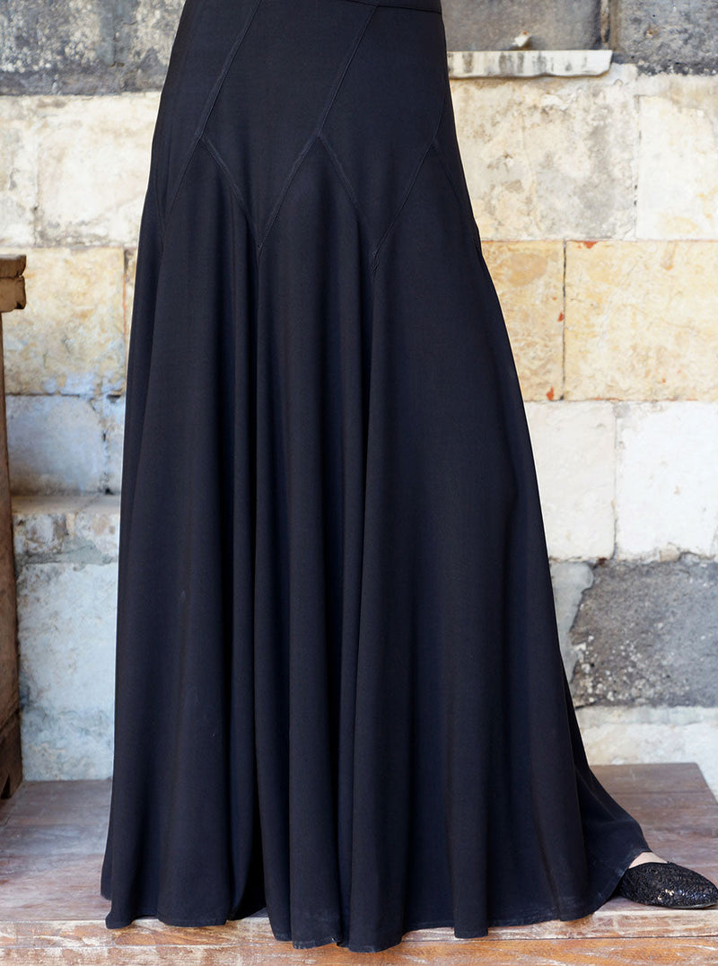 تنورة واسعة ومستديرة