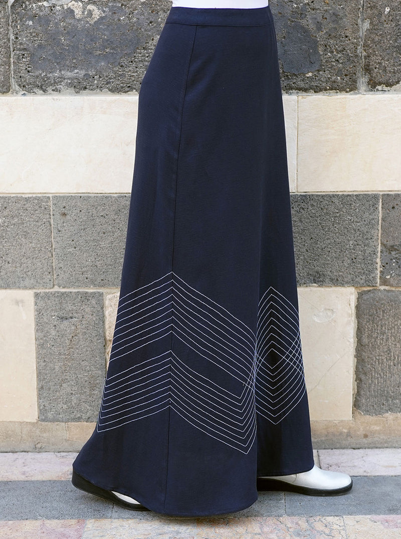 تنورة طويلة بخياطة مزينة