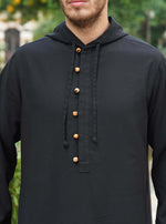 ثوب بأزرار خشبية