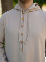 ثوب بأزرار خشبية