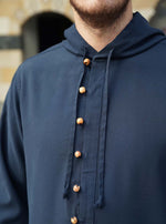 ثوب بأزرار خشبية