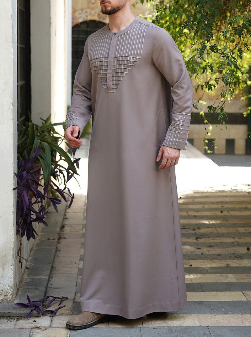 ثوب مزين بزخارف متتالية من الخيوط