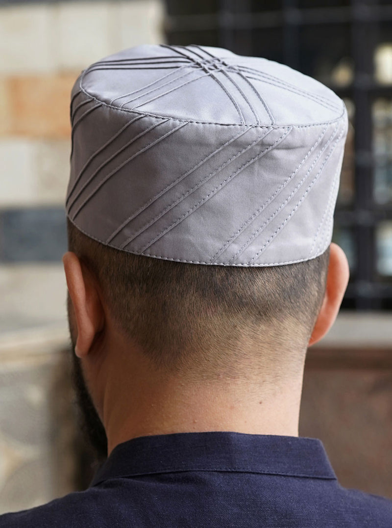 كوفية مطوية بخطوط مائلة
