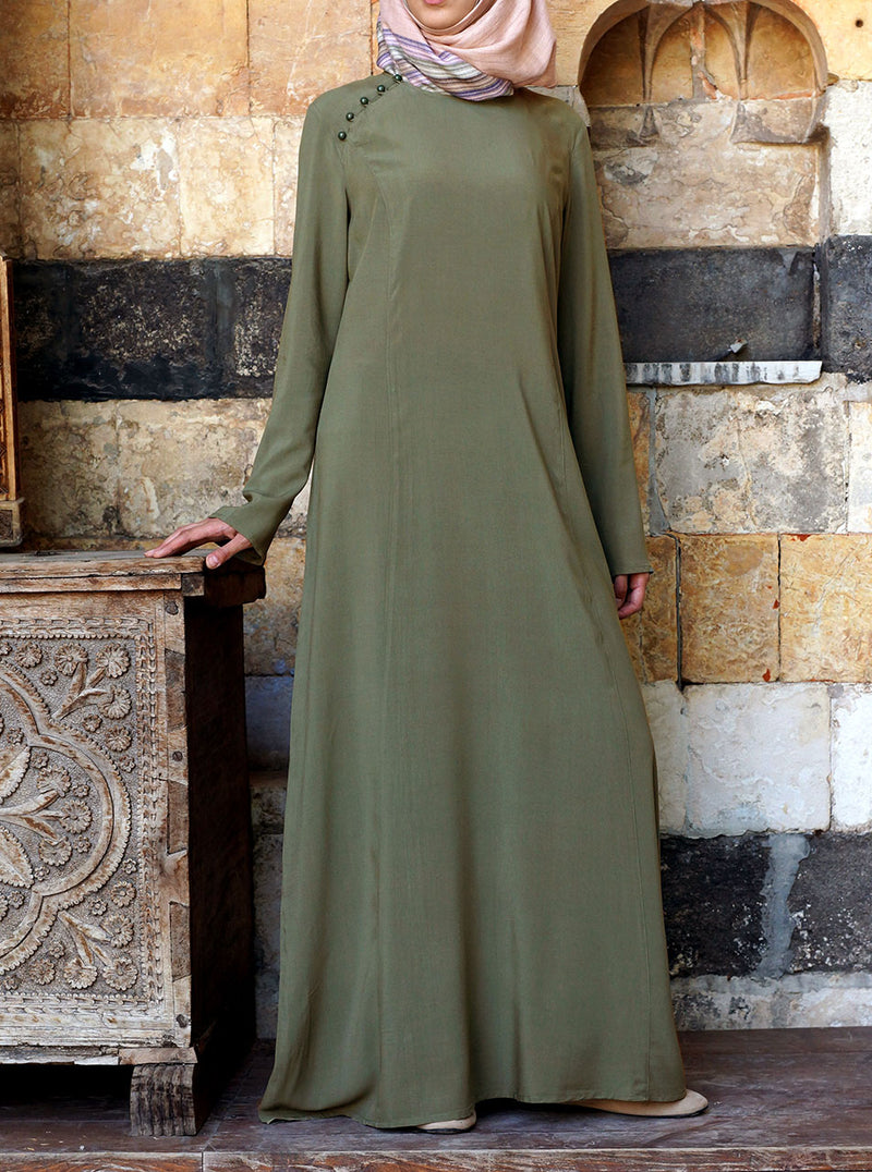 عباية بأزرار على الكتف