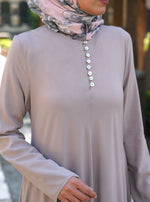 عباية واسعة بأزرار اللؤلؤ