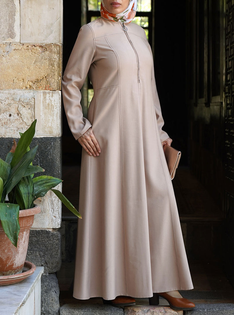 فستان طويل بحواف متباينة