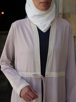 عباية مفتوحة مزخرفة بالدانتيل