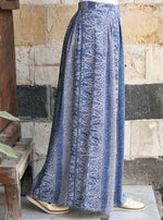 تنورة مُعرّقة بكسرات كبيرة