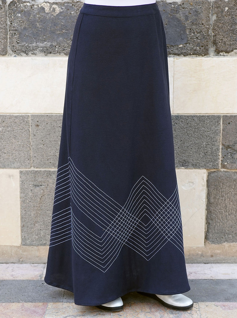 تنورة طويلة بخياطة مزينة